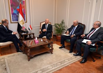 نائب رئيس مجلس الوزراء للتنمية الصناعية يلتقي السفير البريطاني في القاهرة لمتابعة عدد من المشروعات المشتركة