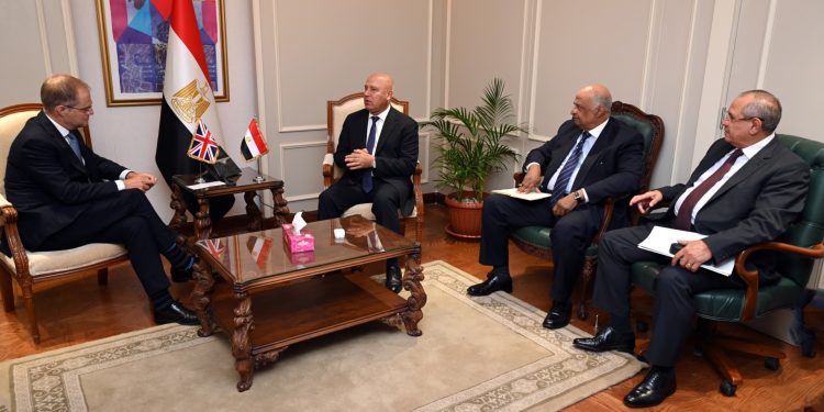 نائب رئيس مجلس الوزراء للتنمية الصناعية يلتقي السفير البريطاني في القاهرة لمتابعة عدد من المشروعات المشتركة