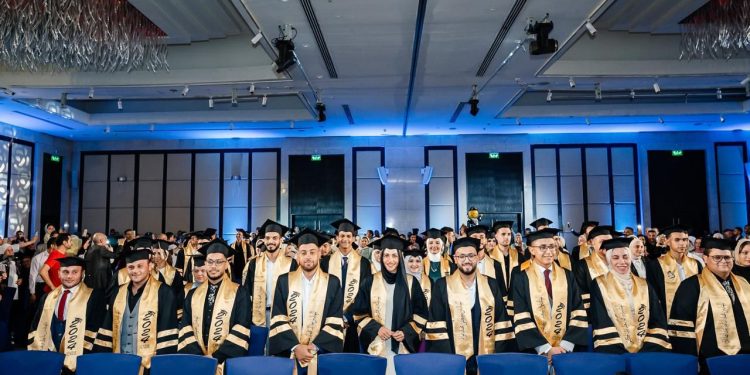 تحت رعاية وزير التعليم العالي ..  «معاهد الوادي العليا» بالعبور تحتفل بتخريج دفعة جديدة من طلابها .. وتستعد لاستقبال العام الدراسي الجديد