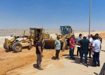 مسئولو «الإسكان» يتفقدون مشروعات الطرق والمرافق الجاري تنفيذها بمدينة سفنكس الجديدة
