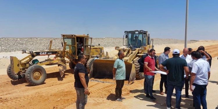 مسئولو «الإسكان» يتفقدون مشروعات الطرق والمرافق الجاري تنفيذها بمدينة سفنكس الجديدة