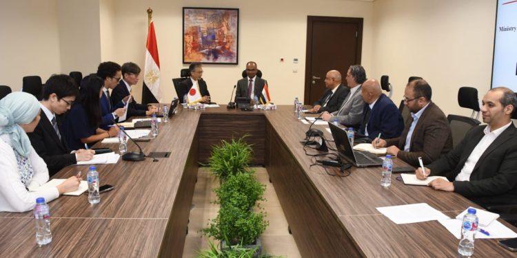 نائب وزير الإسكان يلتقي سفير اليابان بالقاهرة لبحث أوجه التعاون ورغبة شركات يابانية في الاستثمار بمصر