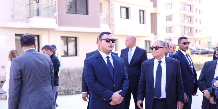 على هامش مشاركته في افتتاح «جامعة باديا» بحضور رئيس الوزراء .. وزير الإسكان يتفقد مشروع باديا «واحة أكتوبر» بالشراكة مع «بالم هيلز للتطوير العقاري» 