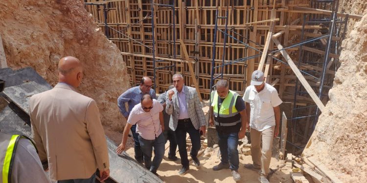 نائب رئيس هيئة المجتمعات العمرانية يتفقد مشروع الخزانات الاستراتيجية سعة 80 ألف م3 بمدينة حدائق أكتوبر