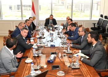 وزير الإسكان يتابع مع مسئولى الشركة السعودية المصرية للتعمير معدلات تسويق بعض مشروعات هيئة المجتمعات العمرانية الجديدة
