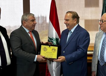 لبنان تكرم حسن عبدالعزيز وعلي السنافي وتشيد بدورهما في تطوير صناعة المقاولات العربية، وتفعيل دور المقاول العربي في تنفيذ مشروعات اعادة الاعمار.