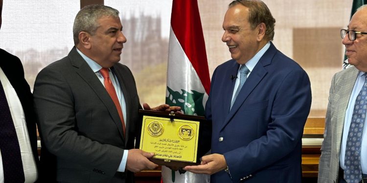 لبنان تكرم حسن عبدالعزيز وعلي السنافي وتشيد بدورهما في تطوير صناعة المقاولات العربية، وتفعيل دور المقاول العربي في تنفيذ مشروعات اعادة الاعمار.