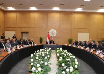 خلال اجتماعه برؤساء شركات توزيع الكهرباء على مستوى الجمهورية .. وزير الكهرباء الدولة عازمة على التصدى لظاهرة سرقة التيار الكهربائي ..وتنسيق تام مع مختلف الجهات المعنية