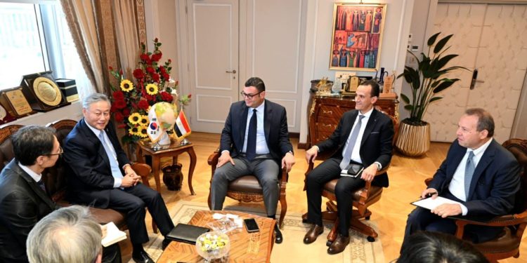 وزير الإسكان يستقبل سفير كوريا الجنوبية بالقاهرة للتهنئة بتوليه حقيبة الإسكان.. وبحث مجالات التعاون بين البلدين