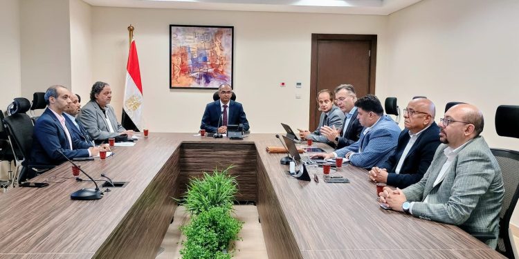 وزير الاسكان يوجه بتعظيم دور الشراكة مع القطاع الخاص في قطاع مشروعات مياه الشرب والصرف الصحي