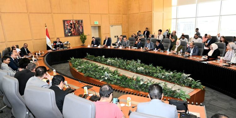 وزير الإسكان: لدينا مجموعة من الضوابط والآليات لإتاحة الأراضى بمساحات كبيرة لتنمية المدن الجديدة.. وبما يضمن نجاح المشروعات