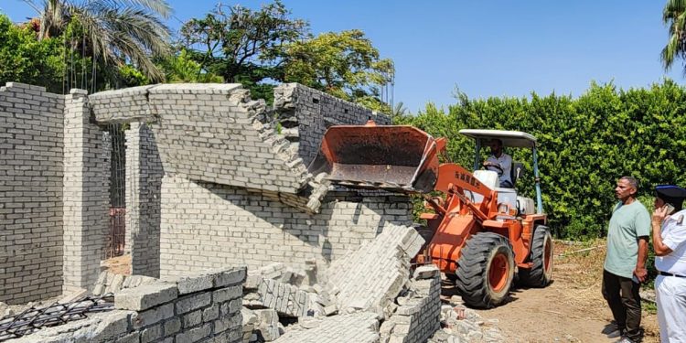 إزالة تعديات ومخالفات بناء في حملات بالساحل الشمالي الغربي ومدينة سفنكس الجديدة