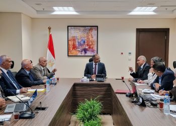 تنفيذاً لتكليفات وزير الإسكان: نائب وزير الإسكان يعقد اجتماعاً موسعاً لمتابعة موقف التطور العمراني والمرافق والطرق بتوسعات مدينة الشيخ زايد