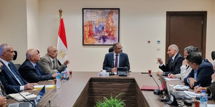 تنفيذاً لتكليفات وزير الإسكان: نائب وزير الإسكان يعقد اجتماعاً موسعاً لمتابعة موقف التطور العمراني والمرافق والطرق بتوسعات مدينة الشيخ زايد