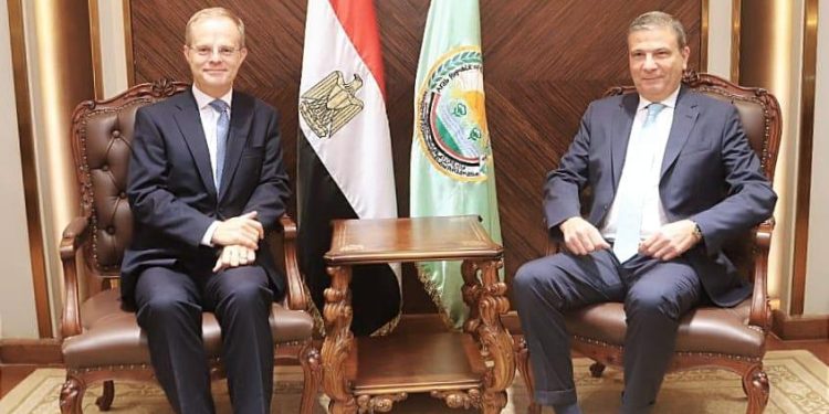 وزير الزراعة يبحث مع سفير بريطانيا في القاهرة في مجال البحث العلمي وتبادل السلع الزراعية ودعم منظومة الأمن الغذائي المستدام