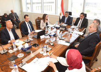 وزير الإسكان ومحافظ الجيزة يستعرضان مخطط تطوير المنطقة المحيطة بالأهرامات وآليات تنفيذه