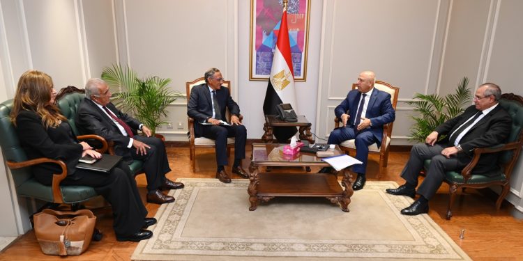 وزير الصناعة يبحث مع وفد غرفة «التجارة الأمريكية بالقاهرة» سبل زيادة الاستثمارات الأمريكية بالسوق المصري في مجالي الصناعة والنقل