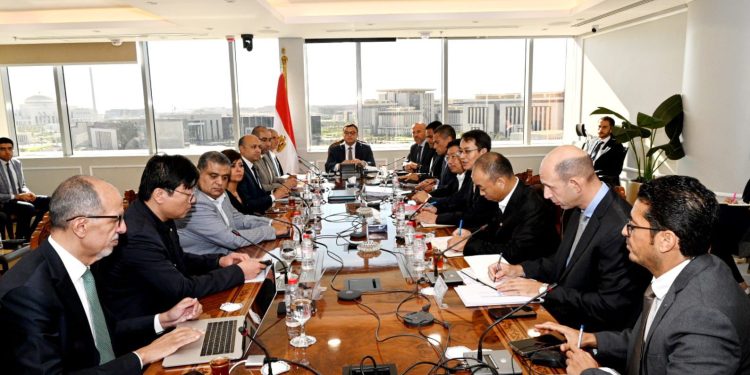 وزير الإسكان يتابع مع مسئولى شركة CSCEC الصينية موقف المشروعات التى تنفذها الشركة بالعاصمة الإدارية والعلمين الجديدة