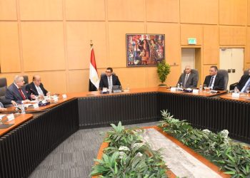 وزير الإسكان يلتقى أعضاء جمعية مستثمري العاشر من رمضان للاستماع لطلباتهم ومقترحاتهم لدفع معدلات التنمية بالمدينة