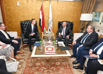 وزير الصناعة يبحث مع وزير الخارجية والتجارة المجري سبل التعاون المشترك في مجالي الصناعة والنقل