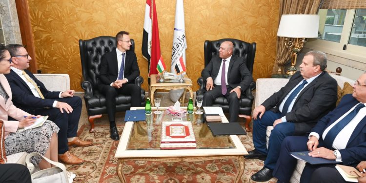 وزير الصناعة يبحث مع وزير الخارجية والتجارة المجري سبل التعاون المشترك في مجالي الصناعة والنقل