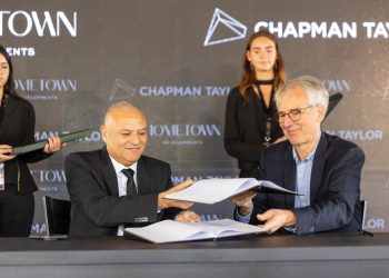 «هوم تاون للتطوير» توقع اتفاقية تعاون استراتيجي مع «تشابمان تايلور العالمية» لوضع مخطط مشروعاتها الجديدة