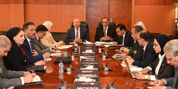 وزير الصناعة يبحث مع محافظ ومستثمري قنا تحديات المناطق الصناعية بالمحافظة وسبل حلها