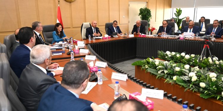 وزير الصناعة يترأس الاجتماع السابع للمجموعة الوزارية للتنمية الصناعية