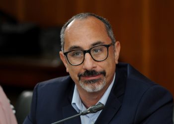 مدير علاقات المستثمرين بشركة «ابن سينا فارما»: يطالب الدولة بطرح مبادرة تمويلية بفائدة مخفضة لدعم شركات الأدوية