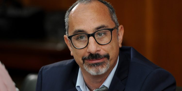 مدير علاقات المستثمرين بشركة «ابن سينا فارما»: يطالب الدولة بطرح مبادرة تمويلية بفائدة مخفضة لدعم شركات الأدوية