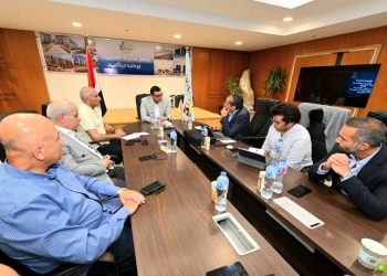 فى اجتماع مساء أمس بمقر جهاز المدينة: وزير الإسكان يتابع مع مسئولى شركة «سيتى إيدج» معدلات تسليم الوحدات السكنية لحاجزيها بمدينة العلمين الجديدة