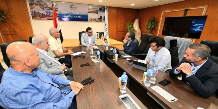 فى اجتماع مساء أمس بمقر جهاز المدينة: وزير الإسكان يتابع مع مسئولى شركة «سيتى إيدج» معدلات تسليم الوحدات السكنية لحاجزيها بمدينة العلمين الجديدة
