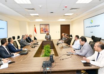 في اجتماع موسع .. نائب وزير الإسكان يتابع مع مسئولي الوزارة موقف الخطة الاستراتيجية لتحلية مياه البحر