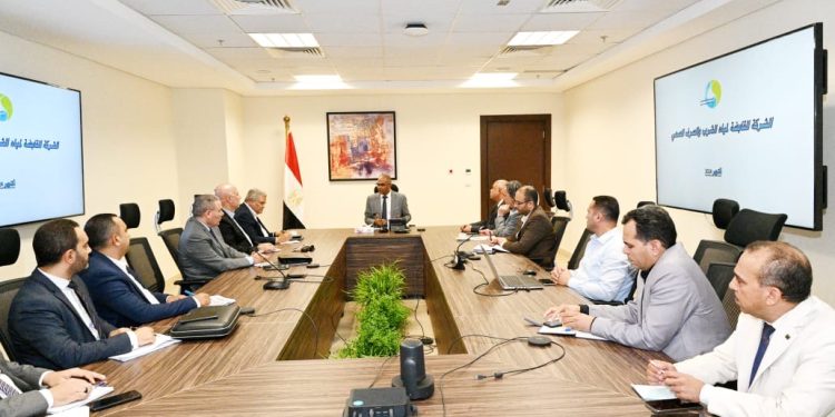 في اجتماع موسع .. نائب وزير الإسكان يتابع مع مسئولي الوزارة موقف الخطة الاستراتيجية لتحلية مياه البحر