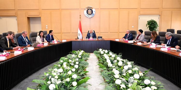 وزير الصناعة: يبحث مع شركة سكاتك النرويجية وتحالف 3 شركات أوروبية خطة إقامة مصنع لتوطين صناعة المحللات الكهربائية بمصر