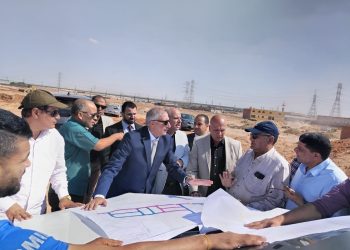 نائب رئيس «المجتمعات العمرانية» يتابع موقف دراسة طلبات التقنين وجداول التسليم بالأراضى المضافة لمدينة الشروق