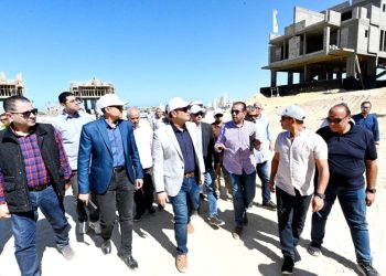 عقب تفقده لأعمال تطوير مركز مارينا العلمين السياحى: وزير الإسكان يتابع سير العمل بمشروع «مارينا 8 على البحيرة» جنوب مركز مارينا العلمين السياحي