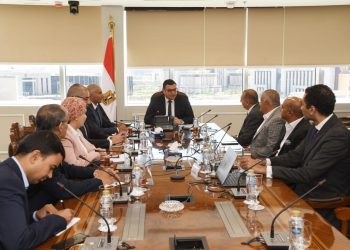 وزير الإسكان يتابع موقف تشغيل منظومة النقل الداخلى والخارجى بالمدن الجديدة