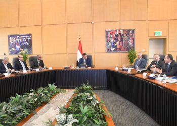 وزير الإسكان يتابع سير العمل بمشروعات المياه والصرف وأبراج العلمين الجديدة التى تنفذها شركة المقاولون العرب