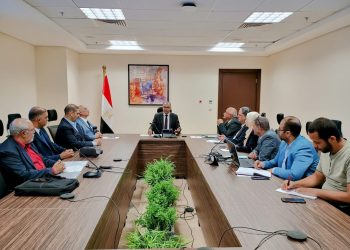 نائب وزير الاسكان يلتقي بممثلي أحد المصانع المحلية المتخصصة في تصنيع المهمات الكهروميكانيكية لتنفيذ مشروعات مياه الشرب والصرف الصحي