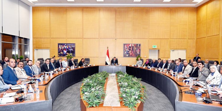 فى اجتماعه الدورى لمتابعة المشروعات السكنية .. وزير الإسكان يتابع موقف تنفيذ وحدات المبادرة الرئاسية «سكن لكل المصريين» بعدد من المحافظات والمدن الجديدة
