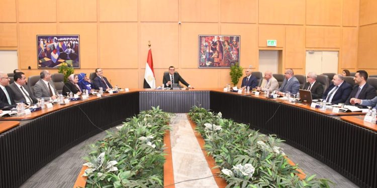 وزير الإسكان يتابع سير العمل بهيئة المجتمعات العمرانية الجديدة وأجهزة المدن الجديدة