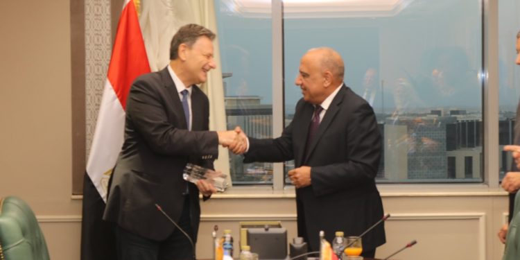 وزير الكهرباء يستقبل وزير البيئة والطاقة اليوناني لبحث سبل دعم الشراكة والتعاون ومستجدات تنفيذ مشروع الربط الكهربائي بين مصر واليونان