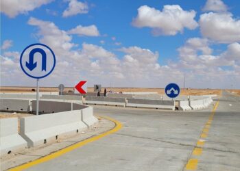 ينفذه الجهاز المركزى للتعمير بطول 300 كم .. وزير الإسكان: تشغيل 100 كم من مشروع ازدواج طريق سيوة و مطروح المار بمثلث التنمية ..وإضاءة جميع التقاطعات بالطاقة الشمسية