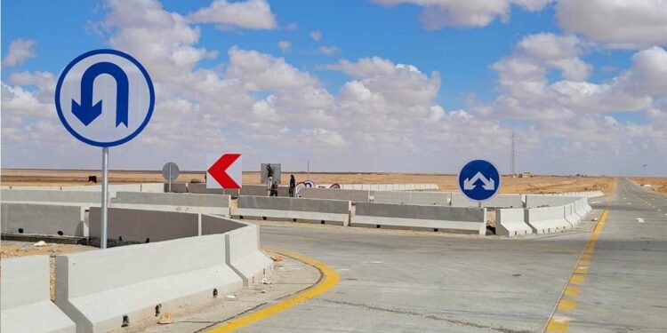 ينفذه الجهاز المركزى للتعمير بطول 300 كم .. وزير الإسكان: تشغيل 100 كم من مشروع ازدواج طريق سيوة و مطروح المار بمثلث التنمية ..وإضاءة جميع التقاطعات بالطاقة الشمسية