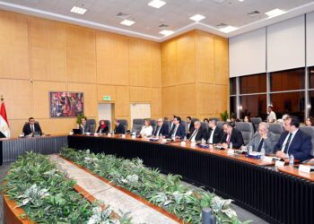 وزير الإسكان يلتقى مجموعة من المطورين العقاريين لبحث مشاركتهم فى فعاليات المنتدى الحضرى العالمى فى دورته الـ12