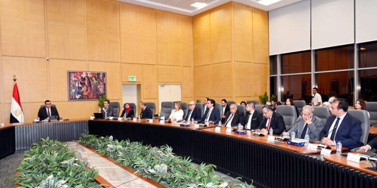 وزير الإسكان يلتقى مجموعة من المطورين العقاريين لبحث مشاركتهم فى فعاليات المنتدى الحضرى العالمى فى دورته الـ12