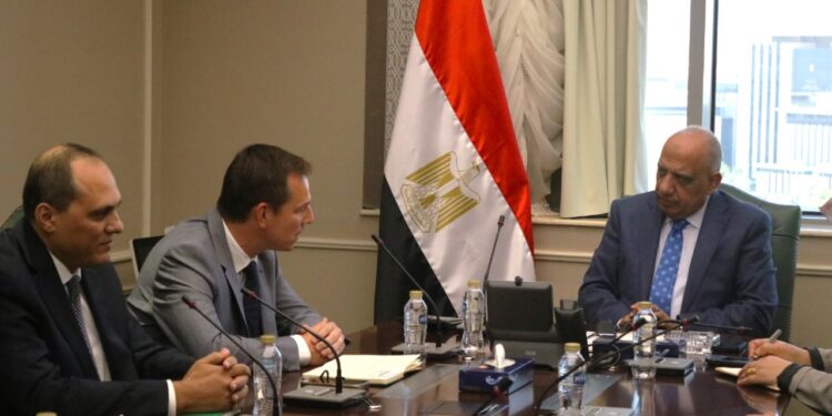 وزير الكهرباء يبحث مع شركة «شنيدر» التعاون فى مجالات تحسين جودة الخدمة وحوكمة شبكات التوزيع وتطوير مراكز التحكم وخفض الفاقد وبرامج ادارة الطاقة