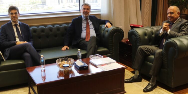 وزير الكهرباء يستقبل سفير إيطاليا بالقاهرة لبحث سبل دعم وتعزيز فرص التعاون والشراكة وجذب الاستثمارات