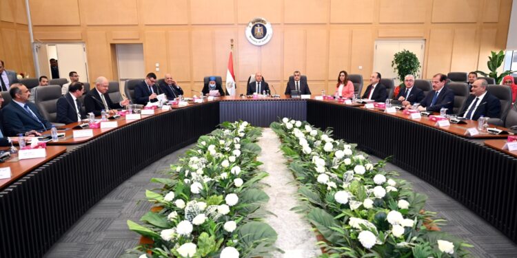 وزير الصناعة يترأس الاجتماع الثامن للمجموعة الوزارية للتنمية الصناعية